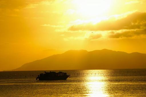 松江の宍道湖に沈む夕日と船1 松江の宍道湖に沈む夕日と船1 宍道湖,夕日,松江の写真素材
