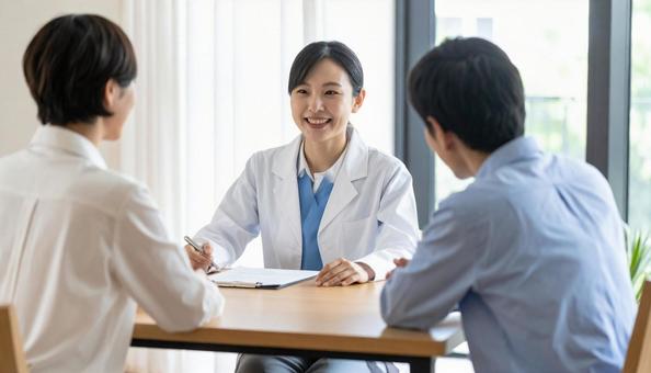 保険の案内をする女性の保険外交員 保険の案内をする女性の保険外交員の写真