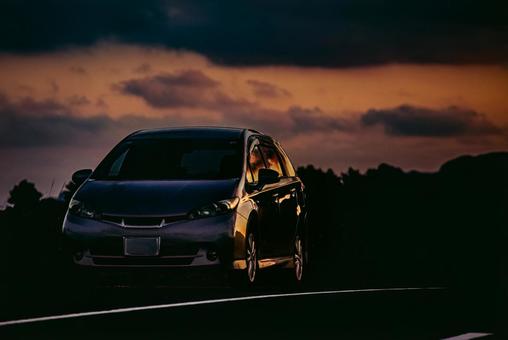 ＜素材＞夕明けの空のしたの自動車 車,自動車,普通車の写真素材