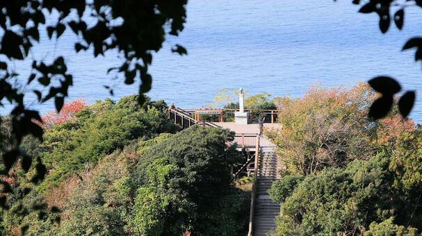 遊歩道から眺める恋人岬展望デッキと駿河湾 恋人岬,愛の鐘,ラブコールベルの写真素材