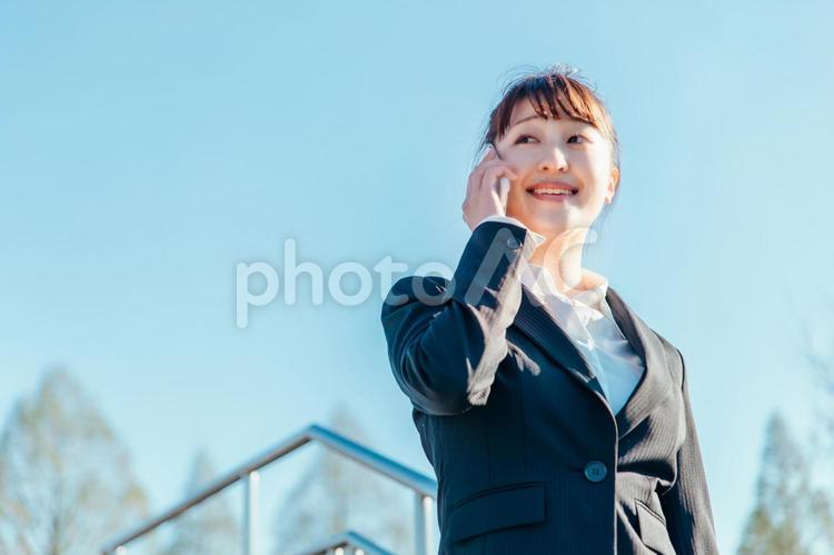 スマホを使うビジネスウーマン スマホ,就活,就職活動の写真素材