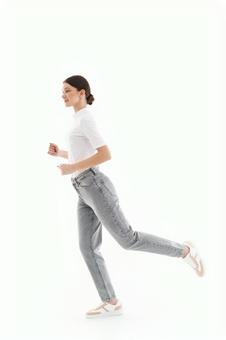 走る横向きのTシャツ女性 走る横向きのTシャツ女性の写真