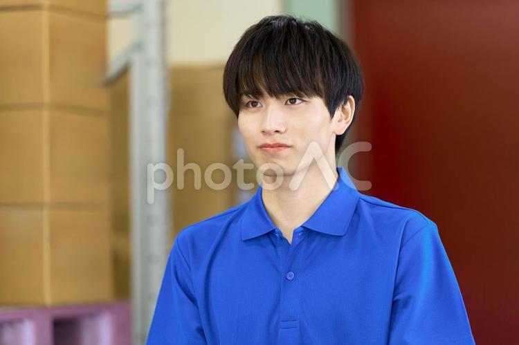 倉庫　物流　働く男性作業員 作業員,倉庫,軽作業の写真素材