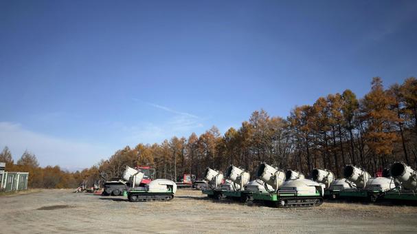 シーズン前のスキー場スノーマシーン 木々,スノーマシーン,菅平の写真素材