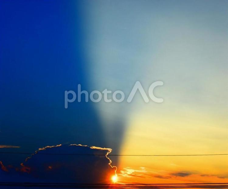 青空と夕空の出会い 薄明光線,夕陽,太陽の写真素材