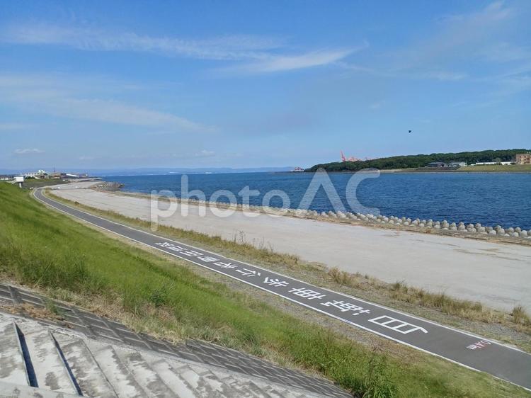 河川敷の自転車歩行者専用道路 河川敷,空,川の写真素材
