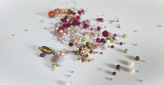 ビーズのリメイク（分解） ビーズ,リメイク,分解の写真素材