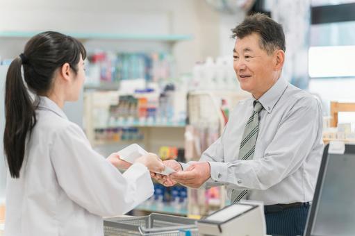 薬局で処方箋の説明を受けるシニア男性 薬局で処方箋の説明を受けるシニア男性 薬局,ドラッグストア,処方箋の写真素材
