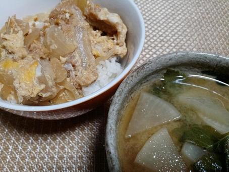 チキンカツ丼と大根のみそ汁 チキンカツ丼と大根のみそ汁 チキンカツ丼,チキンカツ,玉ねぎの写真素材