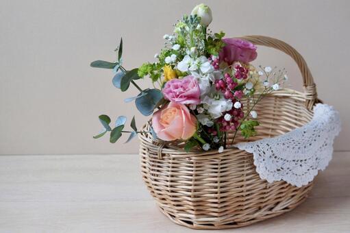 ナチュラルな雰囲気のフラワーバスケット バスケット,花,フラワーアレンジメントの写真素材
