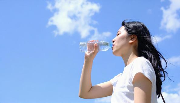 水を飲む女性の写真