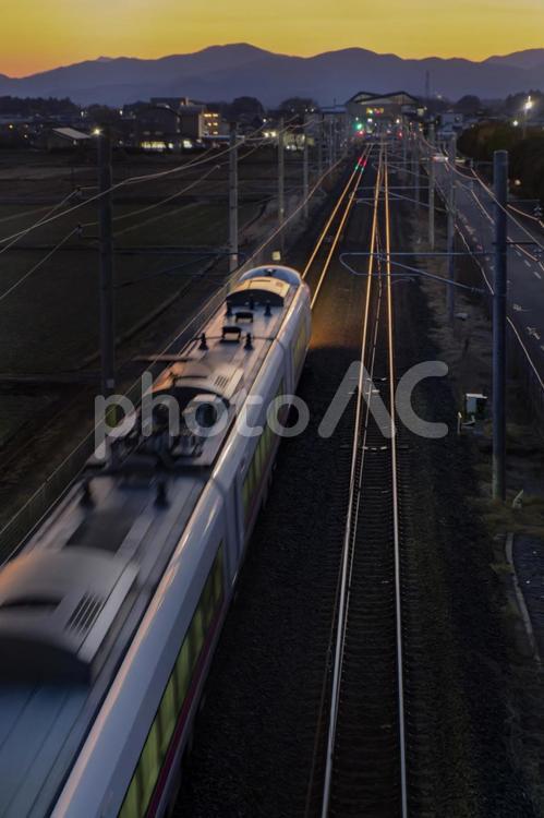 夕暮れ 鉄道,電車,夕焼けの写真素材