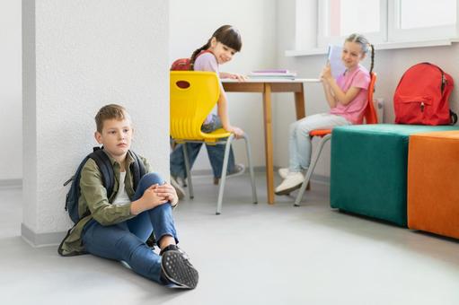 椅子に座っている女の子が男の子を見て笑う様子 男の子,女の子,子どもの写真素材