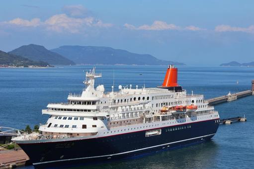 １０月中旬の日中の高松港のにっぽん丸 にっぽん丸,クルーズ船,船の写真素材