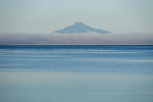 朝もやの中に浮かぶ利尻岳 朝もやの中に浮かぶ利尻岳の写真