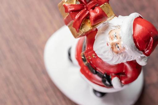 クリスマス飾りのサンタ人形とプレゼント サンタクロース,サンタ,人形の写真素材