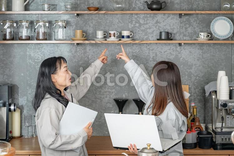 デザインを相談する二人 パソコン,作業着,作業服の写真素材