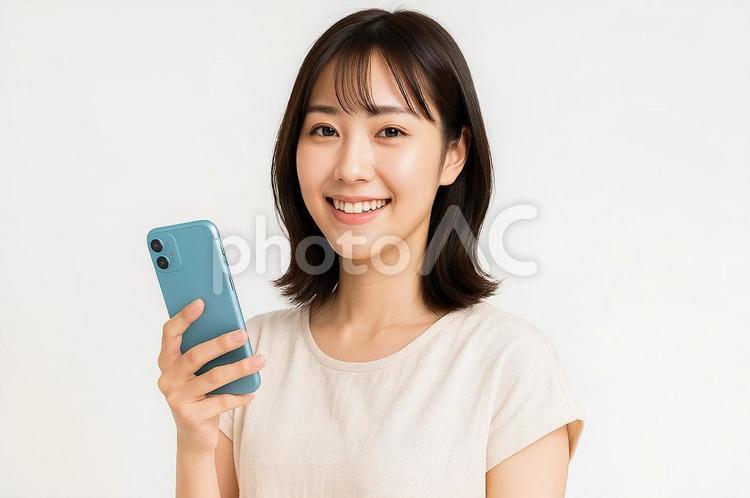 スマホを持つ笑顔の女性・携帯電話・日常 スマホ,笑顔,女性の写真素材