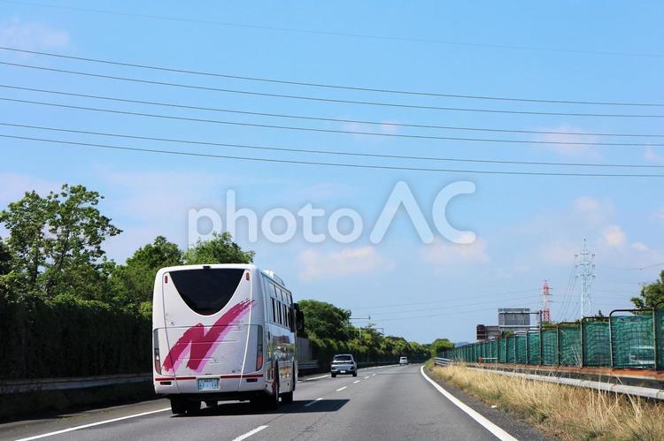 ハイウェイを走るバス バス,車,乗用車の写真素材