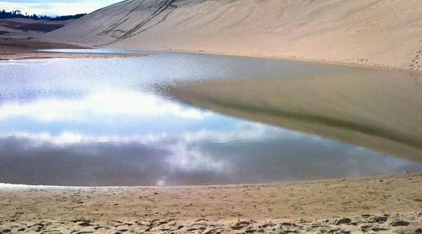 砂丘の中の水たまり 砂丘の中の水たまり 砂丘,水たまり,砂浜の写真素材