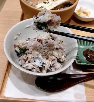 しらすとさばの雑穀ごはん~食べる しらすとさばの雑穀ごはん~食べる 雑穀米,雑穀ごはん,ごはんの写真素材