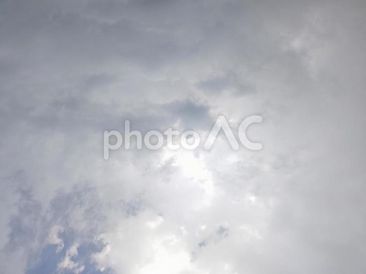 夏の空と雲　白い雲と雨雲 空,自然,青の写真素材