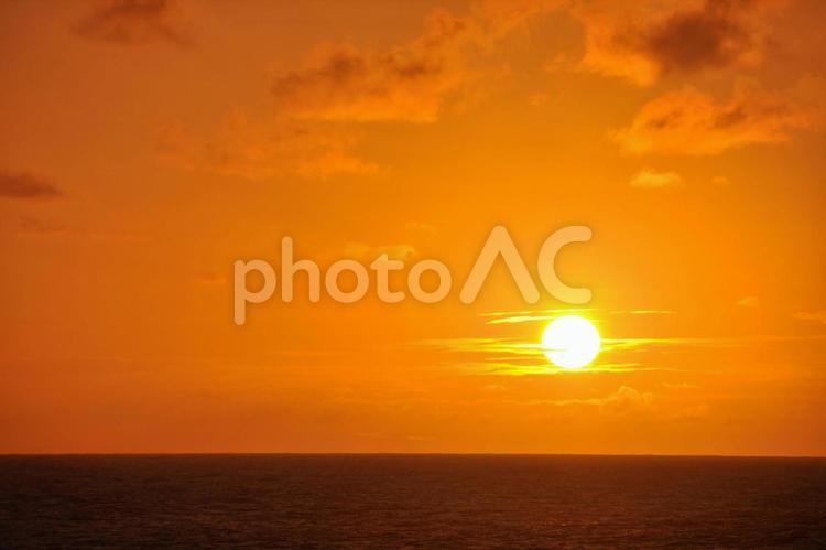 夕日のいちばんきれいな状態（オレンジ） たそがれ,鮮やか,海の写真素材