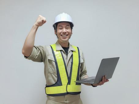 ヘルメットと安全ベストを着た作業服の男性 男性,設計,技術者の写真素材