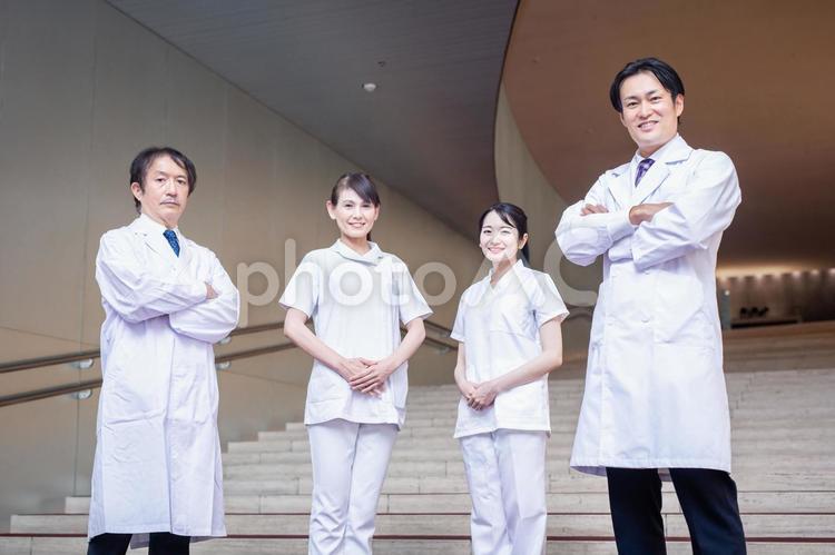 病院で働く医者と看護師（4人） 医者,看護師,病院の写真素材