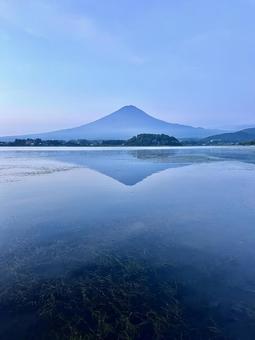 夜明けの河口湖に映る富士山 夜明けの河口湖に映る富士山の写真