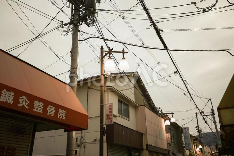 昭和レトロ　情緒漂う街並み 曇天,早朝,曇り空の写真素材