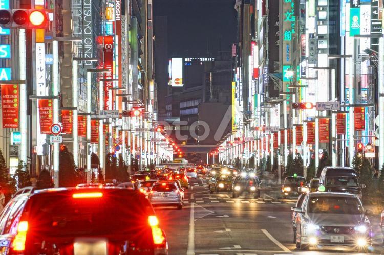 銀座の夜景のイメージ 注意,バックライト,ヘッドライトの写真素材