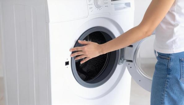 洗濯機のふたをあける女性の手 洗濯機のふたをあける女性の手の写真
