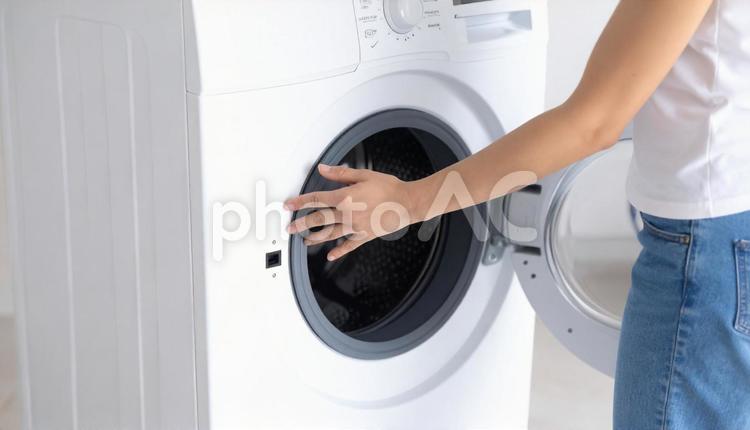 洗濯機のふたをあける女性の手 洗濯,洗濯機,家事の写真素材
