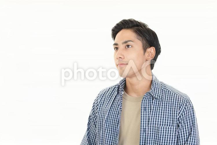 上を見上げる男性 男性,笑顔,微笑みの写真素材