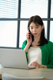 パソコンを操作する日本人女性 パソコンを操作する日本人女性 日本人,ビジネス,オフィスカジュアルの写真素材