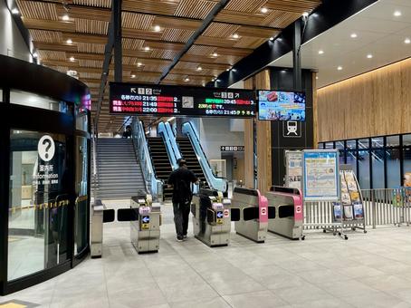 夜のJR松山駅改札 自動改札機,改札,駅の写真素材