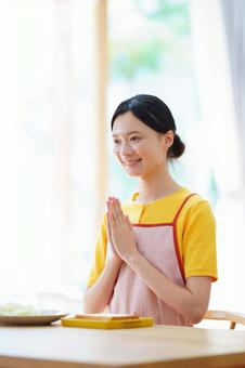 食事の前にいただきますのポーズをする女性 女性,いただきます,ポーズの写真素材