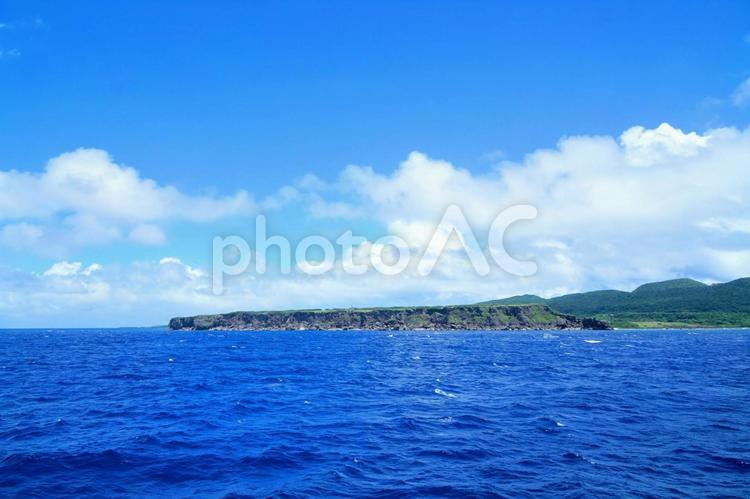 沖縄・海上から見る与那国島 与那国島,空,雲の写真素材