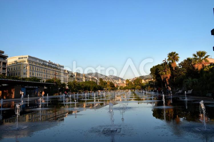 夕暮れのニース、パイヨン遊歩道の噴水広場 ニース,フランス,プロムナードデュパイヨンの写真素材