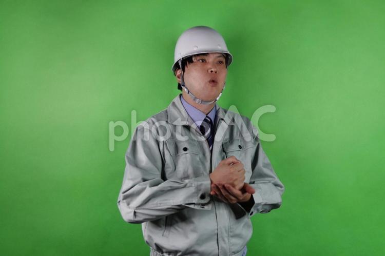 納得する表情の作業員 作業員,作業服,ヘルメットの写真素材