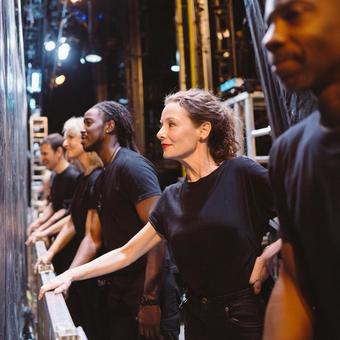 開演前に舞台袖で待機する劇場チームの写真