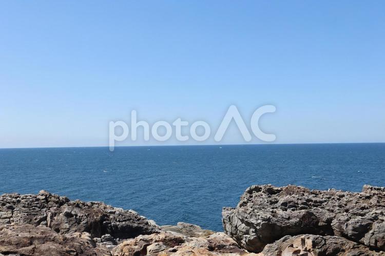 断崖と青い海と水平線と青空の風景 断崖,青い,海の写真素材