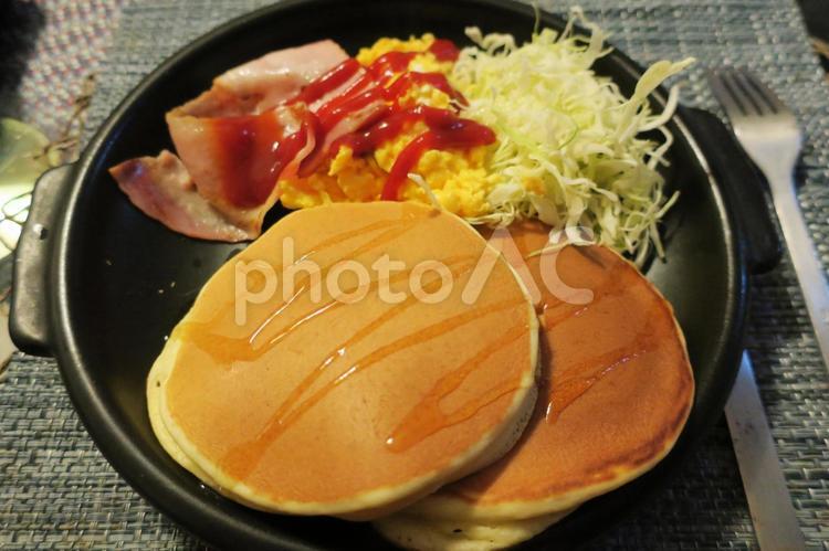 パンケーキとベーコンエッグのプレート パンケーキ,ホットケーキ,卵の写真素材