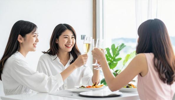 飲み会で乾杯する男女 飲み会で乾杯する男女の写真