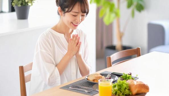 健康的で美しい女性の朝食風景 健康的で美しい女性の朝食風景の写真