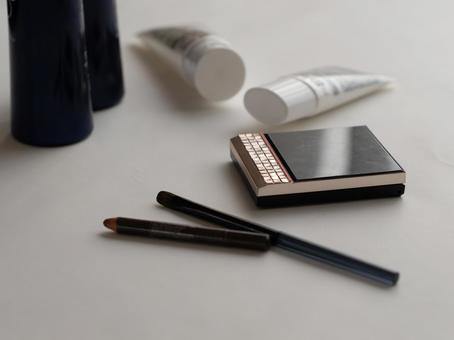 机の上のコスメ アイブロウ,ブラシ,アイシャドウの写真素材