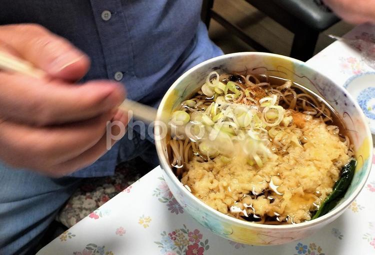 天ぷらそばを急いで食べるイメージ そば,天ぷらそば,天ぷらの写真素材