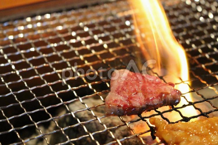 炎と焼き肉 焼肉,カルビ,ホルモンの写真素材