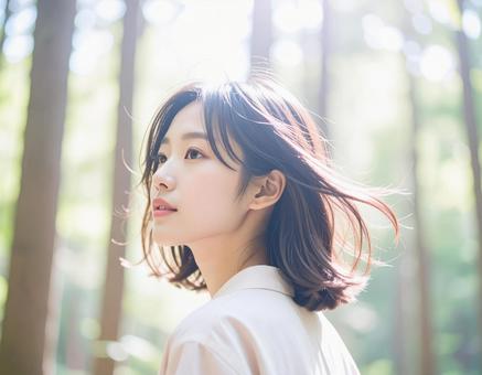 森林で癒される女性 森林で癒される女性の写真